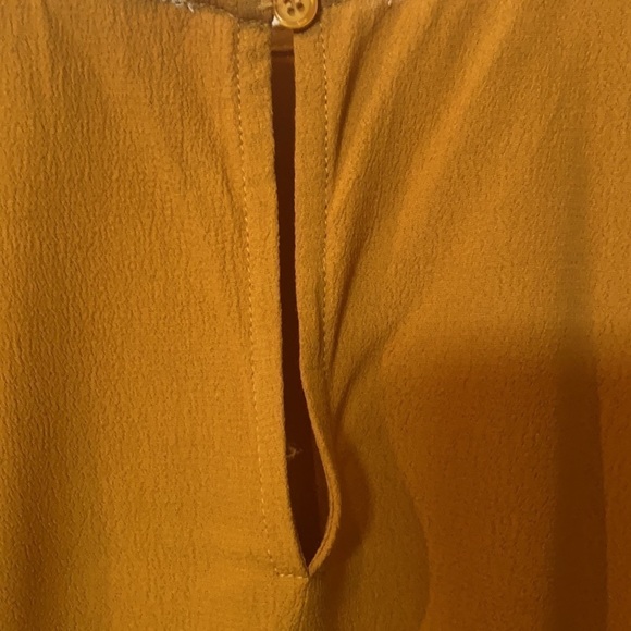 Women’s like new size large gold short sleeve top - Picture 5 of 6